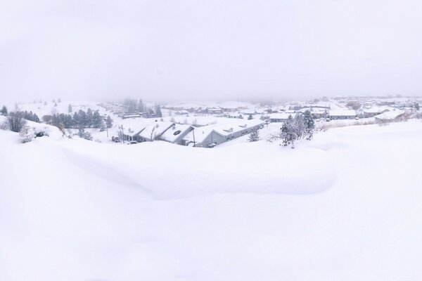 Frostiger verschneiter Winter und Eis