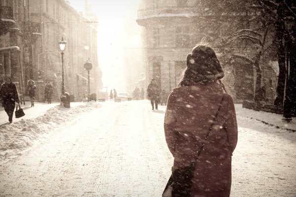 Garota solitária na rua do inverno