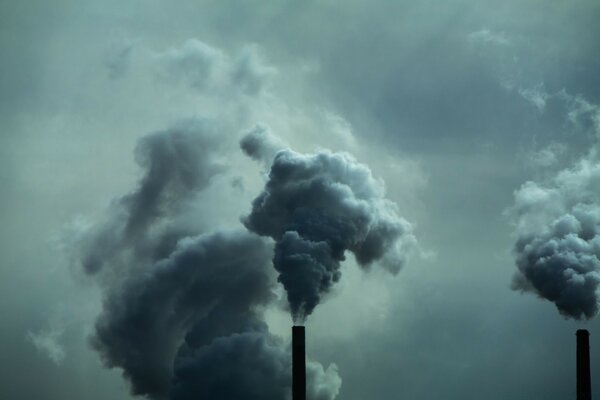 Desastre cielo, humo en el aire