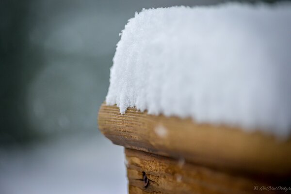 Neve bianca sfocata sul legno