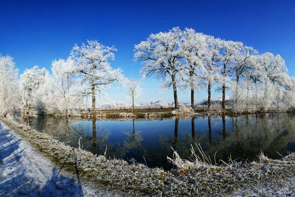 Ein nicht zugefrorener See in der Winternatur