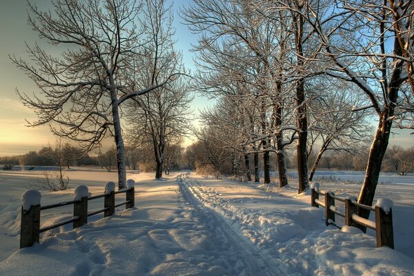 Колея на снежной дороге через мост