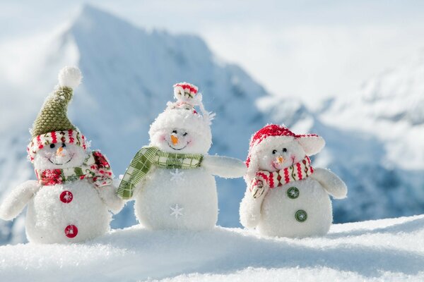 Los muñecos de nieve van a las montañas en Navidad