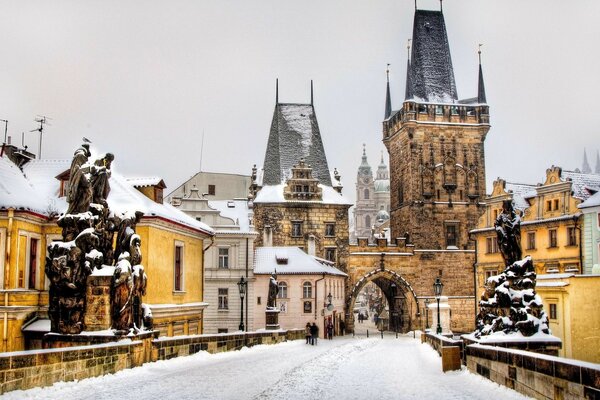 Die alte Architektur im Winter ist besonders schön