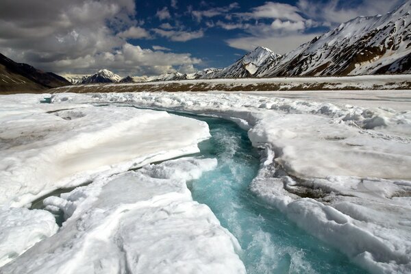 La rivière dans les montagnes en hiver n a pas gelé