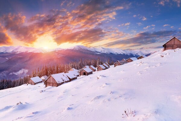 Montanha coberta de neve nos Alpes