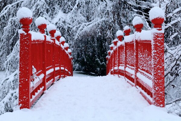 Ponte invernale con ringhiera rossa