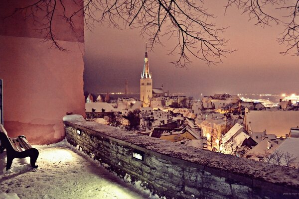 Blick vom Balkon auf die verschneiten Dächer der Häuser