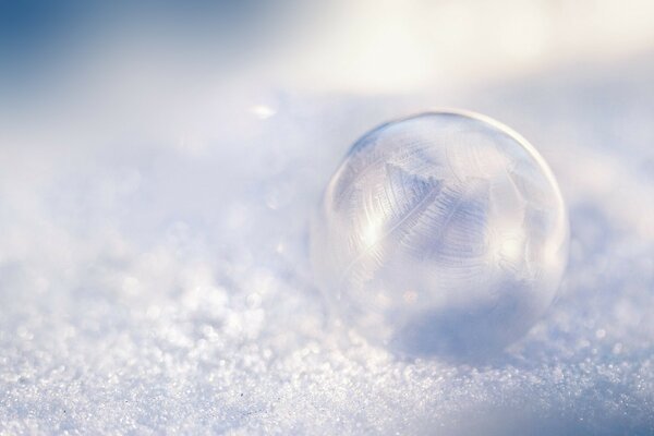 Bulle de savon gelé dans la neige