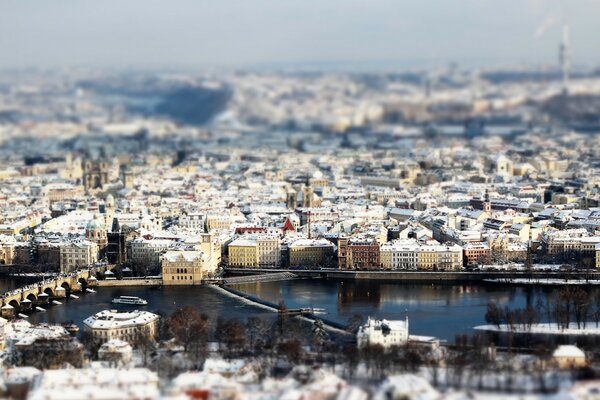 Città in inverno. Fiume non congelato