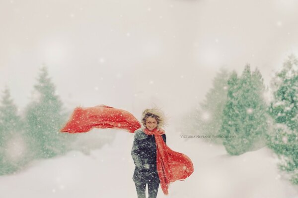 女孩在冬天匆匆回家。 暴雪