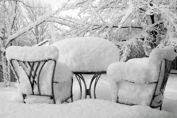 Mesa y sillas cubiertas de nieve