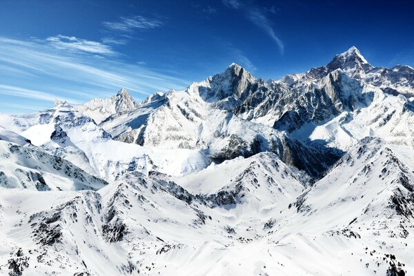 白雪皑皑的山峰在蓝天背景上