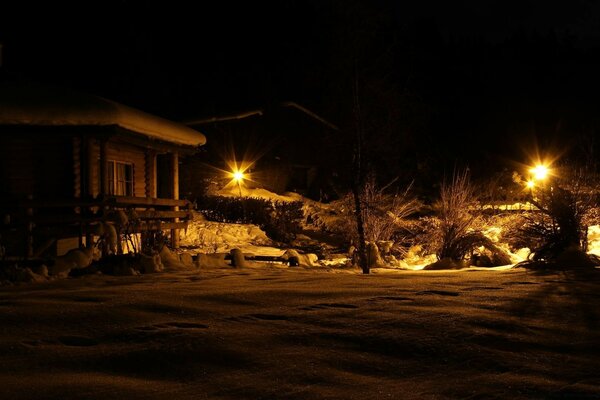 Paysage d hiver du soir à la maison