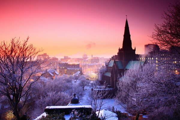 Beau coucher de soleil sur le fond de la ville