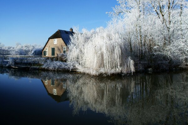 Maison sur les rives d un beau lac