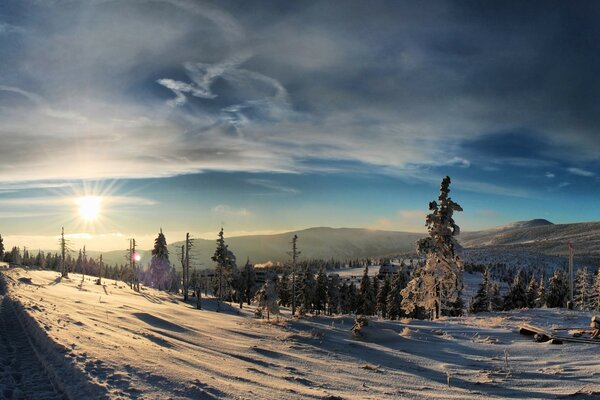 Ein verschneites Tal in der untergehenden Sonne