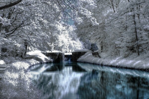 Winter, der Fluss wurde mit Spiegeleis bedeckt