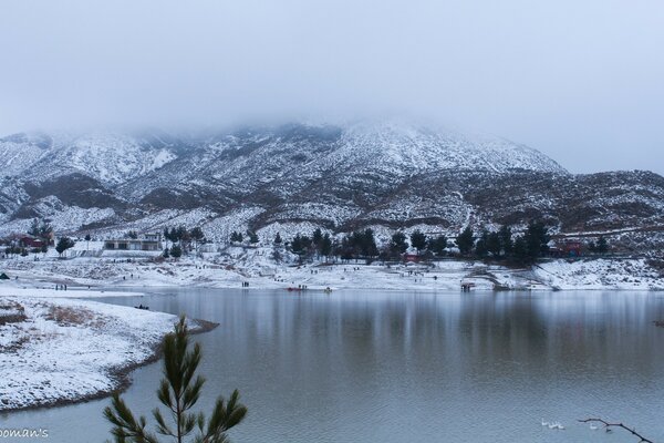 بحيرة على خلفية الجبال المغطاة بالثلوج