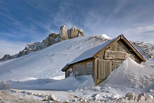 Capanna sulla neve in montagna