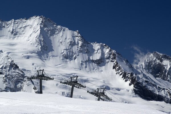 Picos nevados fascinantes no inverno