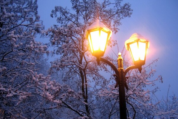 Linterna brillante en invierno antiguo