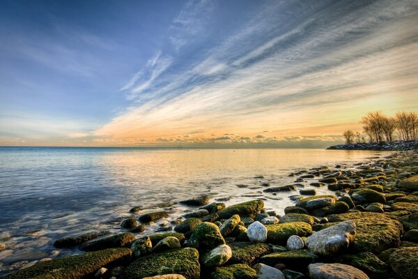 Coucher de soleil paisible sur une plage rocheuse