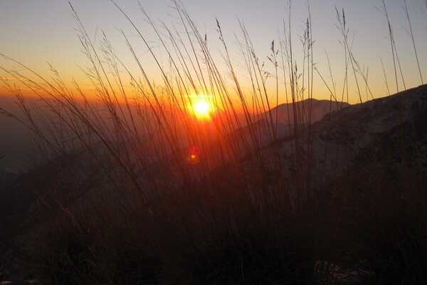 Sonnenuntergang in den Winterbergen