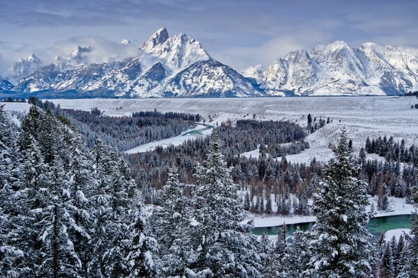 Hiver dans les montagnes. Temps neigeux