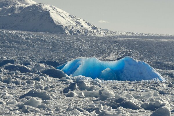 Témpanos de hielo cubiertos de nieve en el fondo de las montañas nevadas