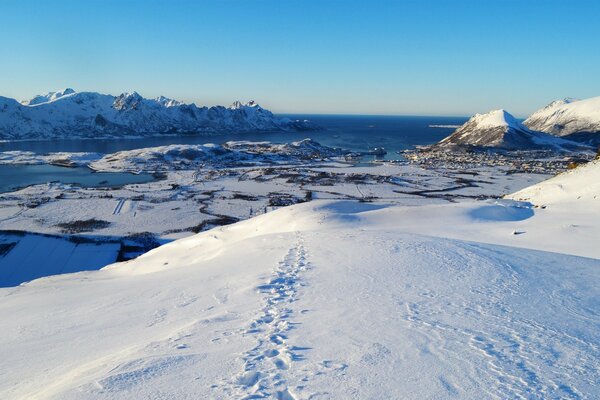 Strada innevata che conduce al lago