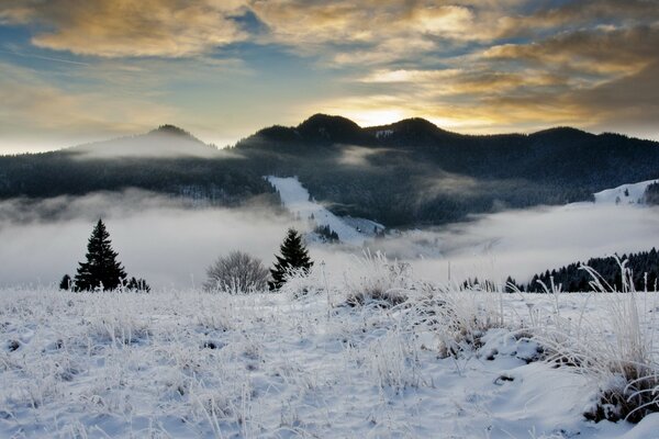 Bela paisagem de montanhas cobertas de neve