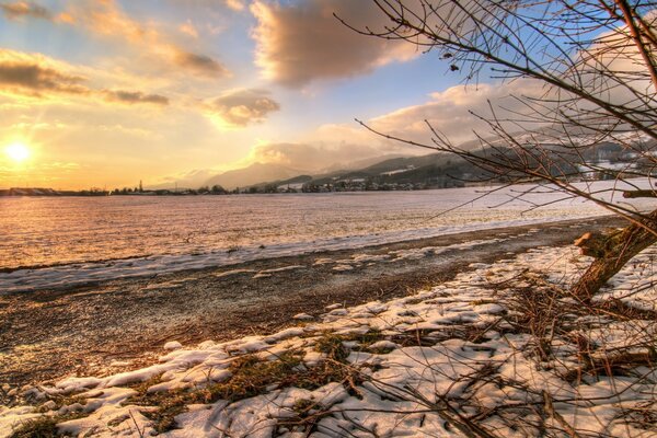 Schöne Landschaft vor dem Hintergrund des Sonnenuntergangs