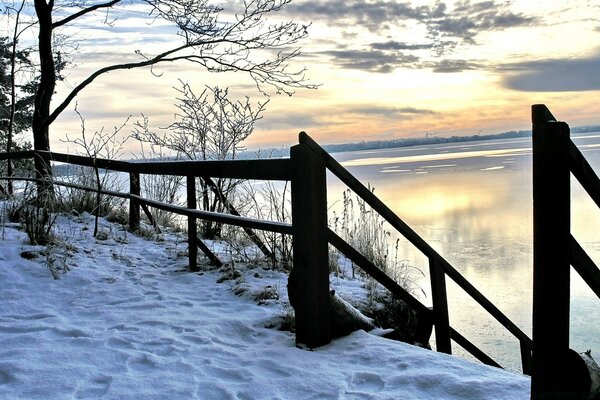 Ponte invernale sulle acque scure