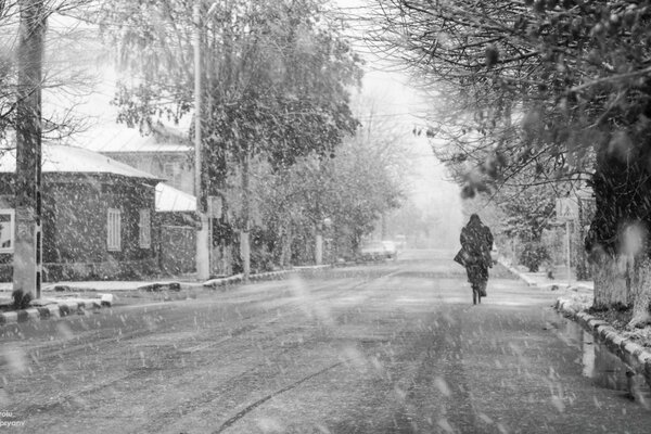 Um homem solitário na rua