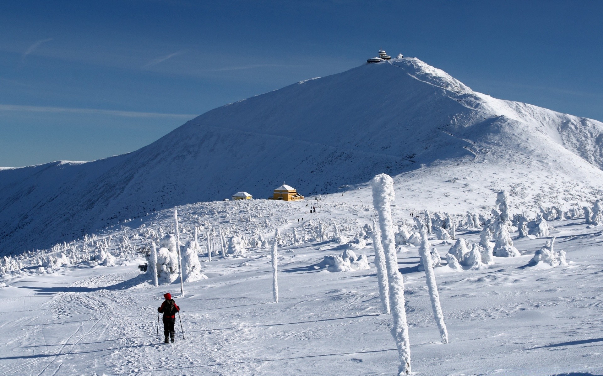 winter schnee berge kälte eis berggipfel resort hoch sport skifahrerin hügel verschneit abenteuer klettern