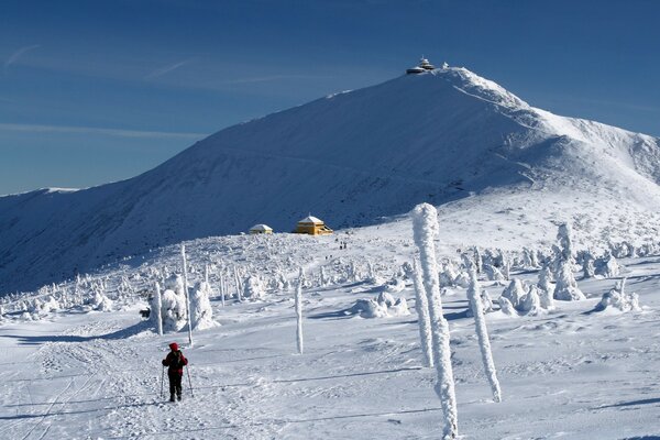 Skieur solitaire sous la montagne