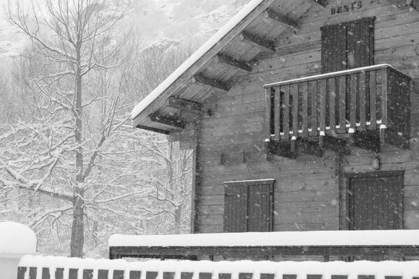 Maison en hiver par jour de neige