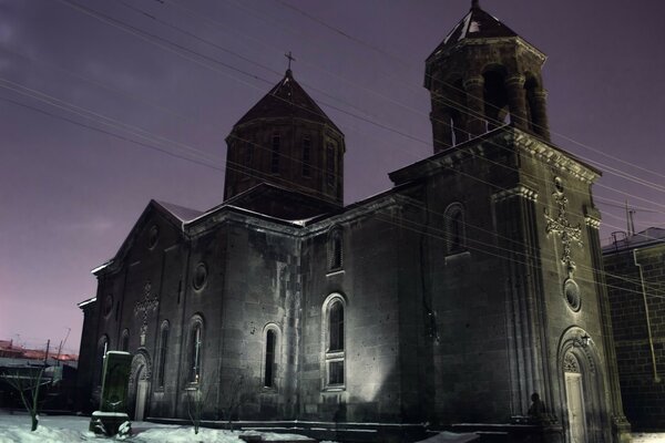 Widok kościoła w zimową noc