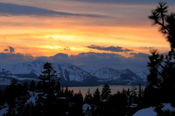 Schneebedeckte Berge auf Sonnenuntergang Hintergrund