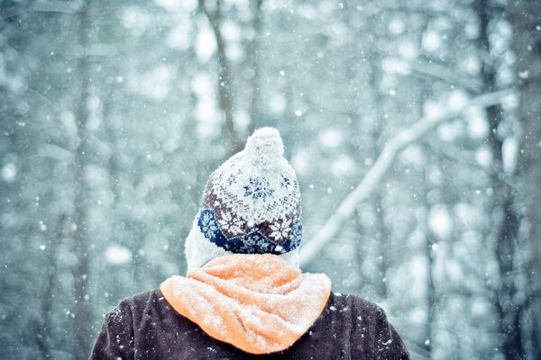 Hombre con sombrero en el bosque de invierno