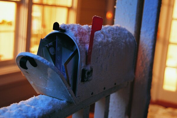 Boîte aux lettres enveloppée de neige