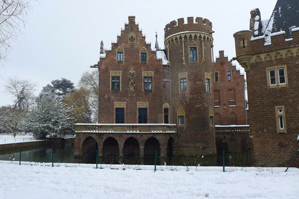 Alte Burg auf Winterhintergrund