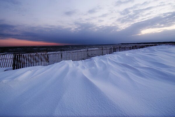 水库白雪复盖的海岸