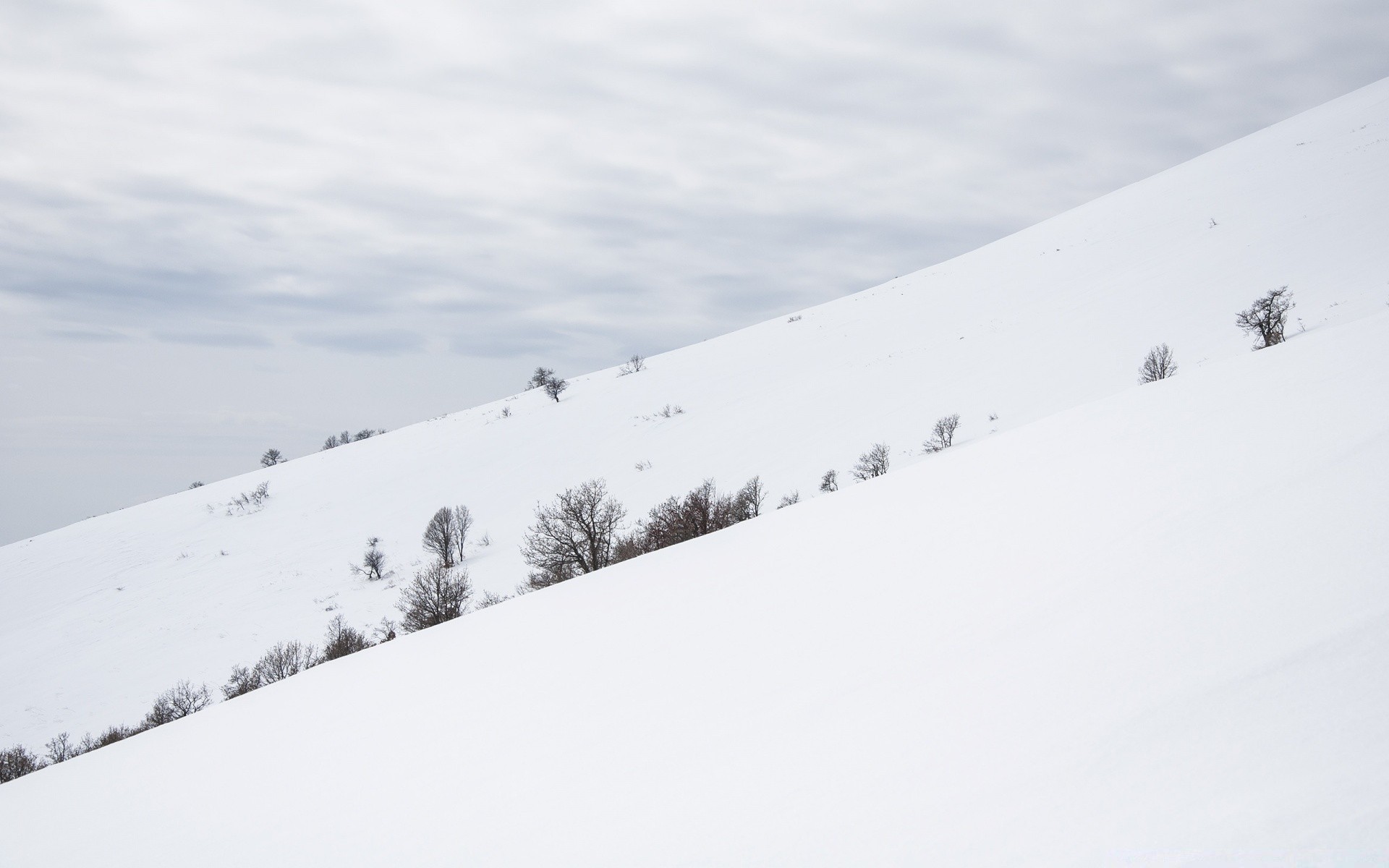 冬季 雪 寒冷 山 景观 度假村 轨道 冰 山 滑雪者 日光 滑雪板 天气 风景 滑雪场 滑雪场 滑雪场 娱乐 天空 运动 冰冻