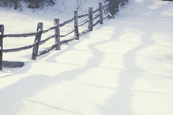 Bellissimo paesaggio invernale e recinzione