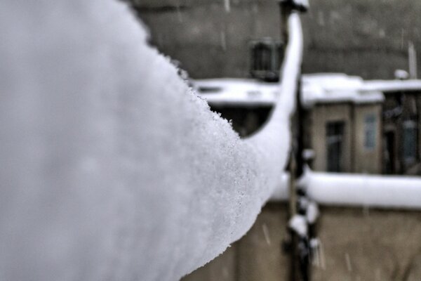 Schnee auf den Leitungen im Winter