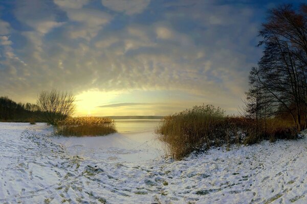 Paisagem de Inverno. Amanhecer de neve