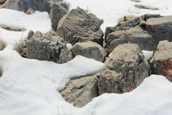 Neve entre pedras nas montanhas