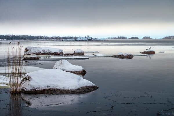 Schnee mit Eis im Winter auf dem Wasser